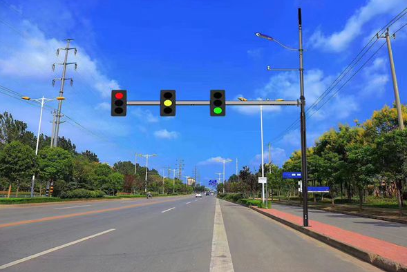 道路交通（tōng）信號（hào）燈（dēng）杆