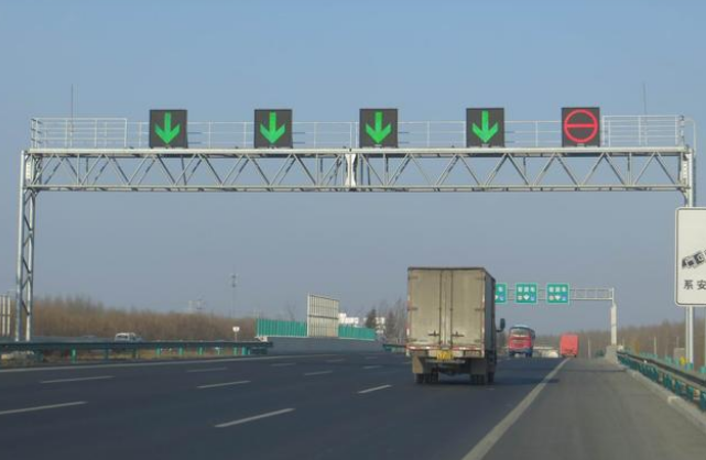 道路（lù）交通廣告式龍（lóng）門架